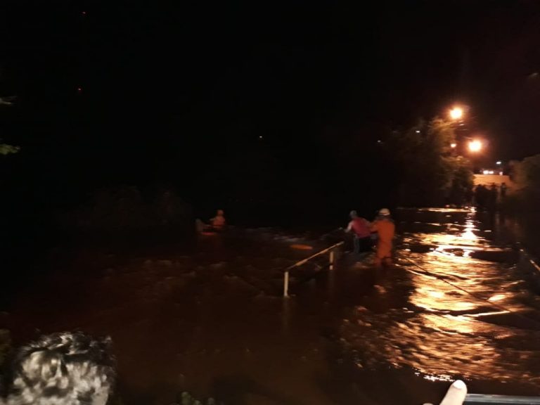 Picos: Homem cai no Rio Guaribas e bombeiros realizam resgate