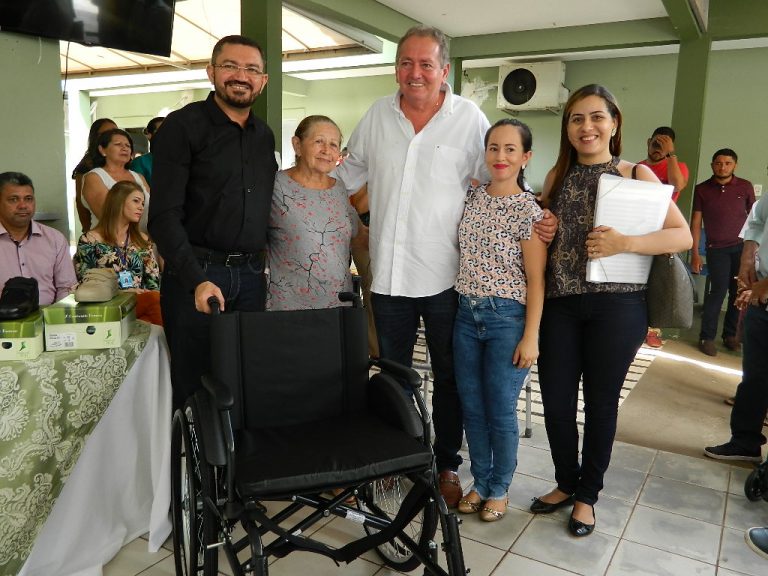 Secretaria de Saúde de Picos entrega aparelhos de locomoção