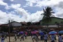 Alunos protestam com guarda-chuva falta de cobertura de quadra — Foto: Reprodução/Redes Sociais