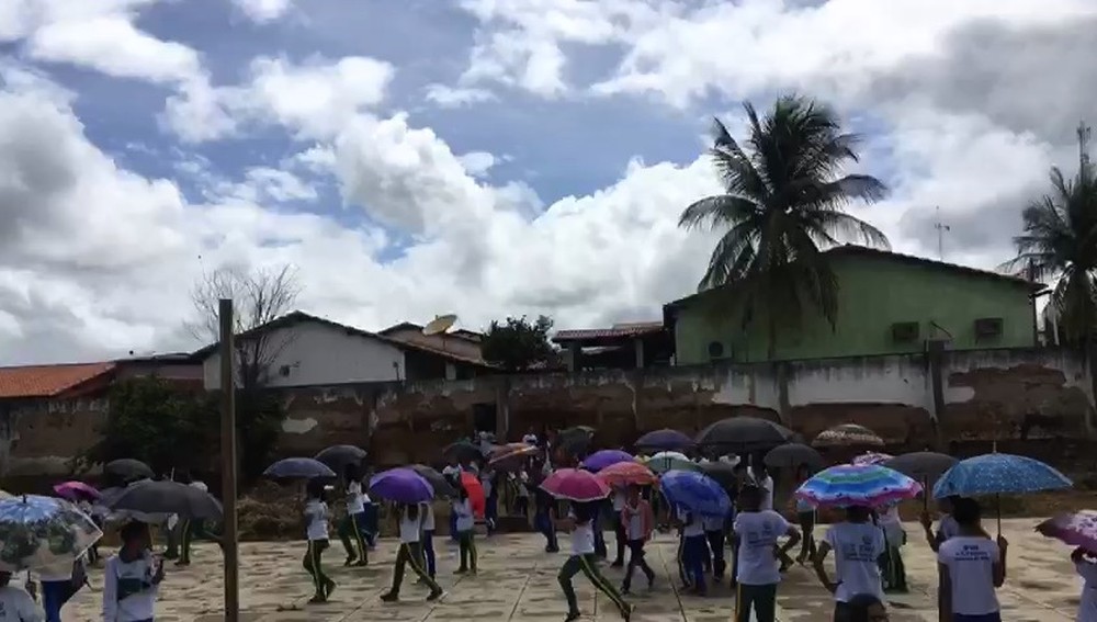 Alunos protestam com guarda-chuva falta de cobertura de quadra — Foto: Reprodução/Redes Sociais