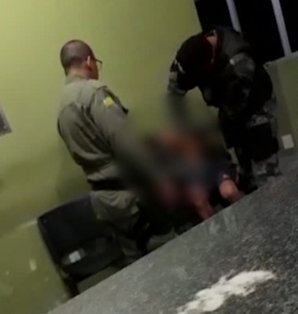 Policiais são presos suspeitos de torturar homem algemado. — Foto: Reprodução