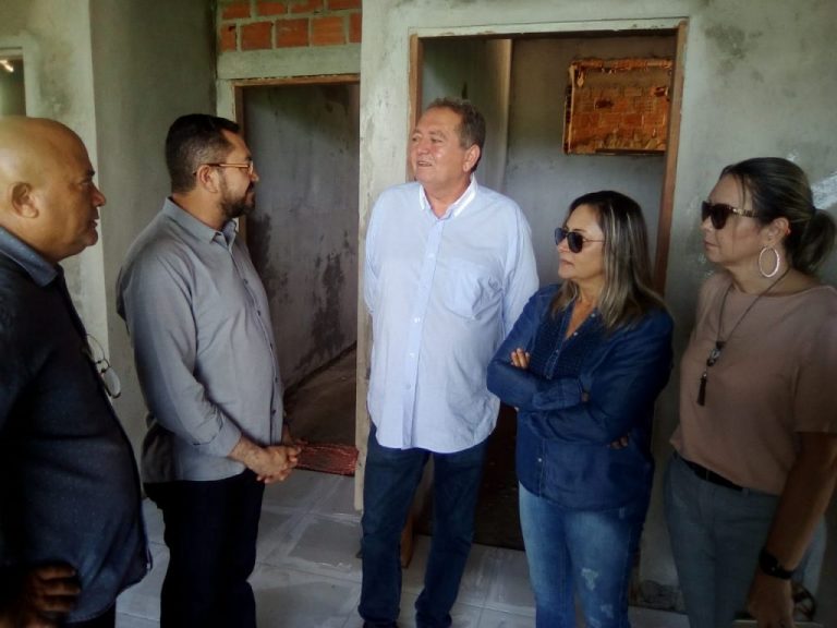 Padre Walmir e Dr. Júnior Santos visitam obra de construção do Posto de Saúde do Bairro Samambaia