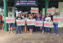 Trabalhadoras fazem protesto diante do Hospital Estadual Dirceu Arcoverde, em Parnaíba — Foto: Divulgação