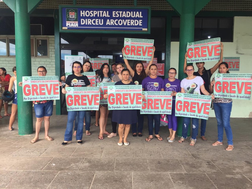 Trabalhadoras fazem protesto diante do Hospital Estadual Dirceu Arcoverde, em Parnaíba — Foto: Divulgação