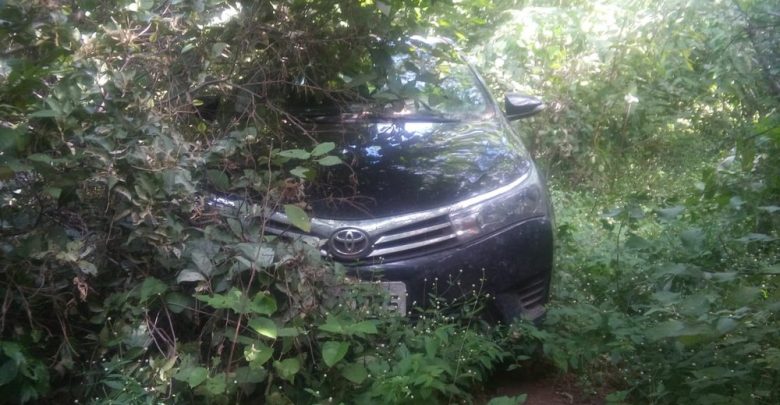 Carro roubado por chefe de quadrilha estava escondido em matagal — Foto: Divulgação/SSP-PI