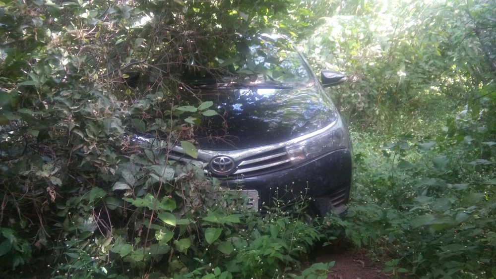 Carro roubado por chefe de quadrilha estava escondido em matagal — Foto: Divulgação/SSP-PI