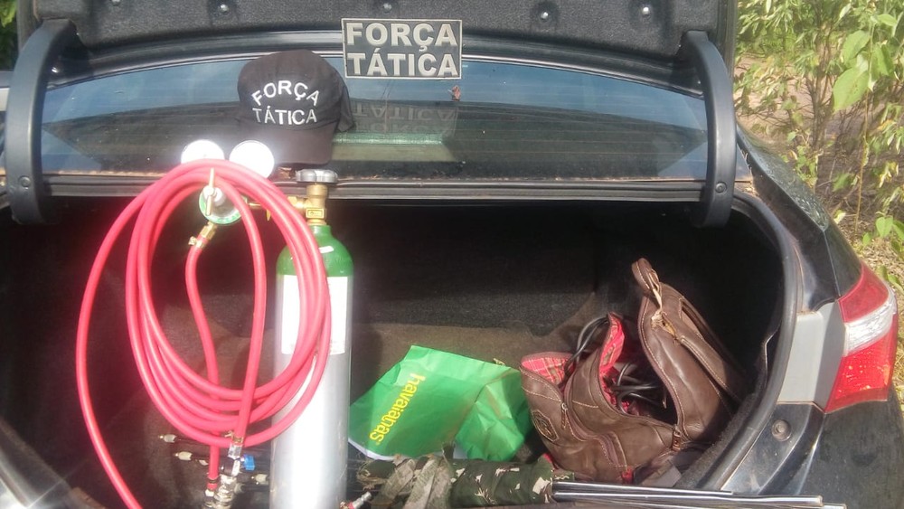 Materiais usados para arrombar caixas eletrônicos e cofres estavam em carro — Foto: Divulgação/SSP-PI