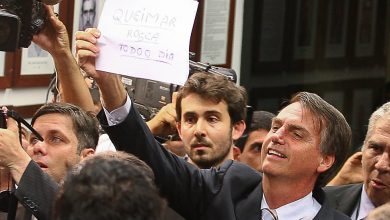 Deputado Jair Bolsonaro (PP-RJ) mostra cartaz com a frase "queimar a rosca todo dia" para os manifestrantes contrários ao presidente da Comissão dos Direitos Humanos, o deputado e pastor Marco Leia maisFeliciano (PSC-SP)