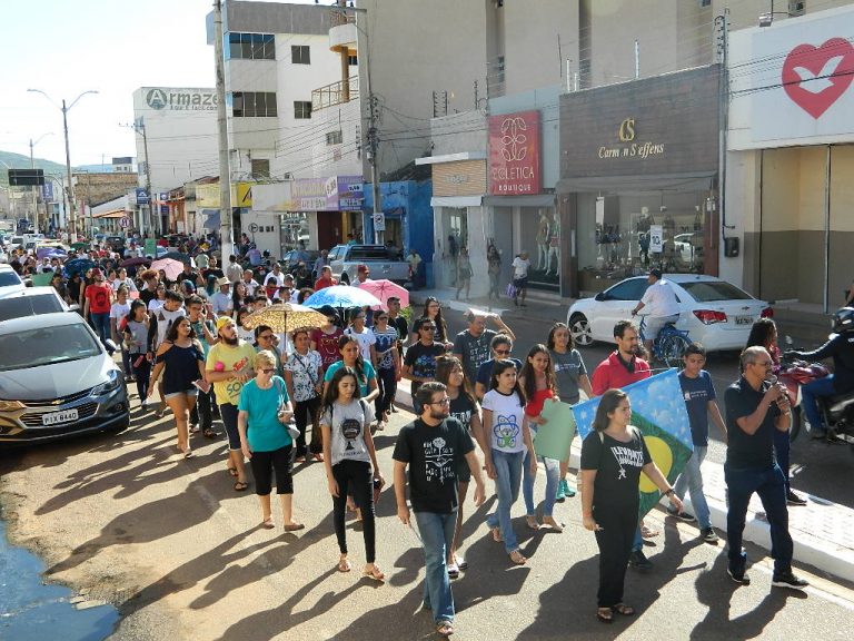 Picoenses voltam às ruas para protestar contra cortes na educação