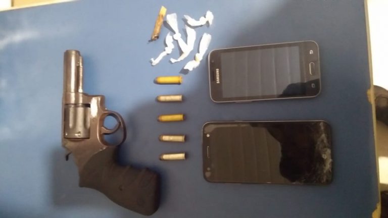 Em Picos, dupla é flagrada com revólver calibre 38