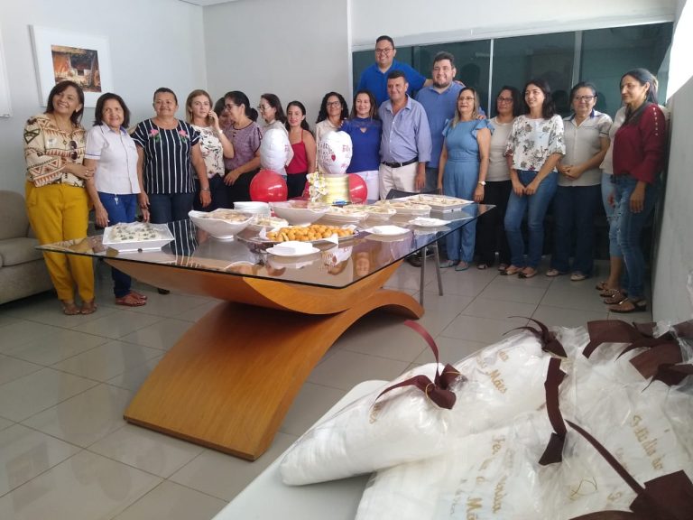 Câmara Municipal homenageia mães com café da manhã