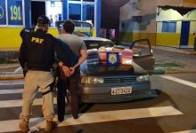 Motorista foi preso com 33 tabletes de cocaína pura escondidos em teto de carro — Foto: Divulgação/PRF