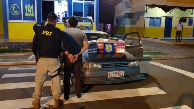 Motorista foi preso com 33 tabletes de cocaína pura escondidos em teto de carro — Foto: Divulgação/PRF
