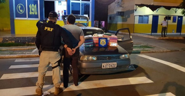 Motorista foi preso com 33 tabletes de cocaína pura escondidos em teto de carro — Foto: Divulgação/PRF