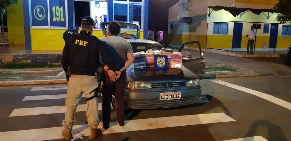 Motorista foi preso com 33 tabletes de cocaína pura escondidos em teto de carro — Foto: Divulgação/PRF