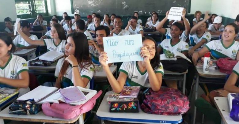 Em Pio IX, professores e alunos protestam contra superlotação de turmas em escola estadual