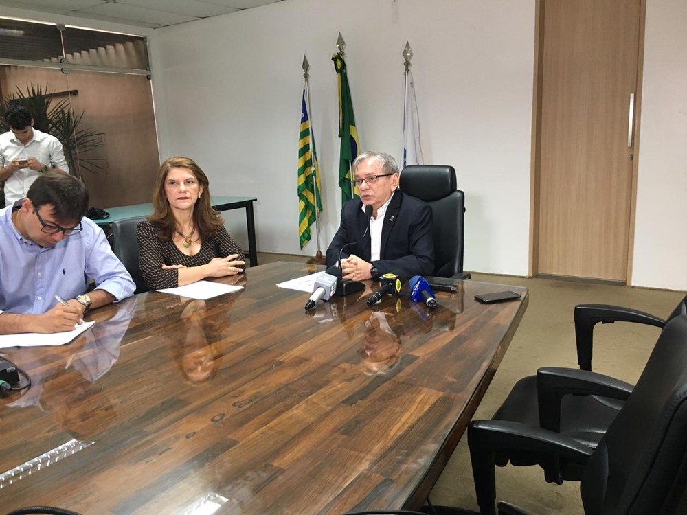 Reitor Arimateia Dantas Lopes durante coletiva de imprensa na reitoria da Universidade Federal do Piauí (Ufpi) — Foto: Maria Romero/ G1 PI