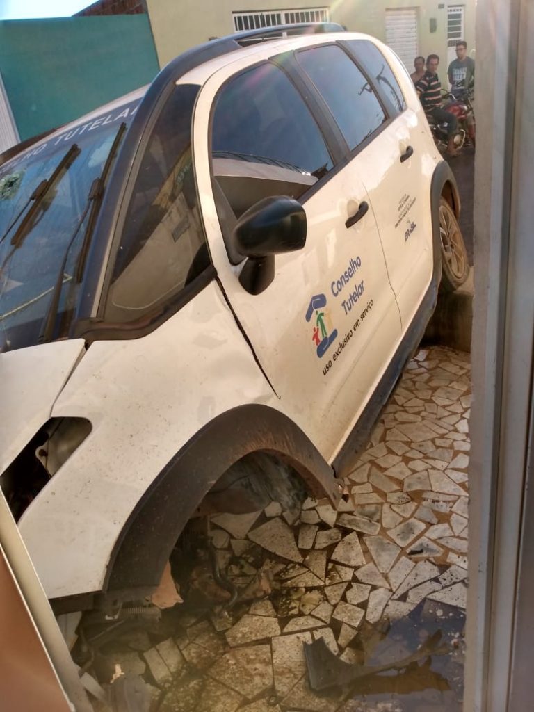 Em Picos, carro do Conselho Tutelar invade calçada e colide em poste