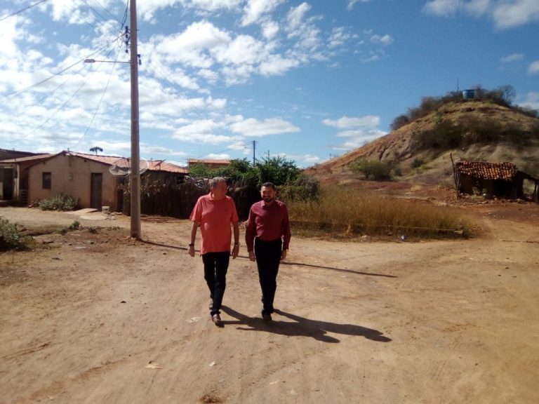 Padre Walmir e Dr. Júnior visitam obras da Saúde