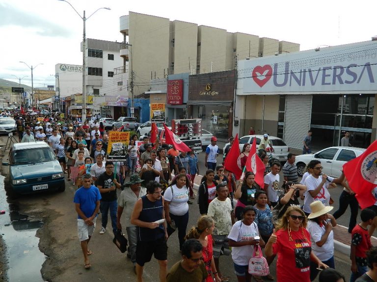 Picos: Trabalhadores, professores e estudantes protestam contra reforma da previdência e cortes na educação