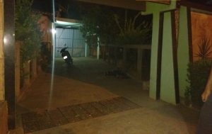 Homem foi morto na porta de Motel do bairro Junco – Foto: Folha Atual