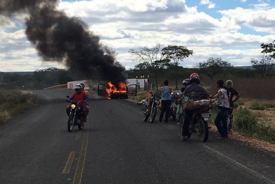 Carro incendeia na PI 378 próximo a Fazenda Condado em Pio IX