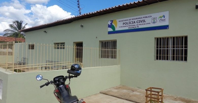 Suspeitos foram levados para a Delegacia Regional de Valença do Piauí — Foto: Sérgio Alves/Portal V1