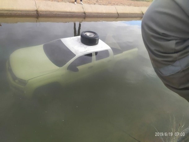 Piauiense perde o controle de veículo e carro cai dentro de canal no Pernambuco