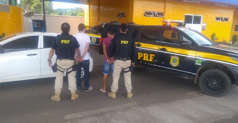 Polícia Rodoviária Federal prendeu os dois suspeitos de golpe em uma barreira em Floriano - Piauí — Foto: Divulgação/ Polícia Rodoviária Federal