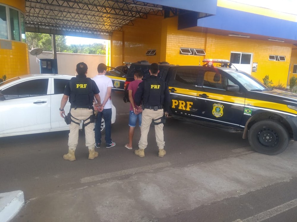 Polícia Rodoviária Federal prendeu os dois suspeitos de golpe em uma barreira em Floriano - Piauí — Foto: Divulgação/ Polícia Rodoviária Federal