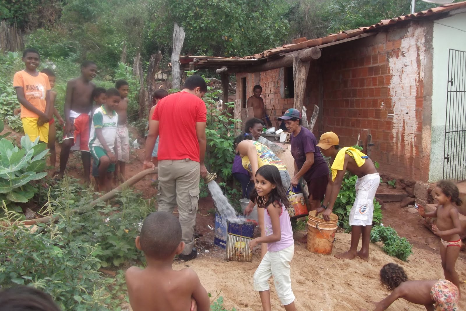 Água virou um bem sagrado para famílias do Morada do Sol