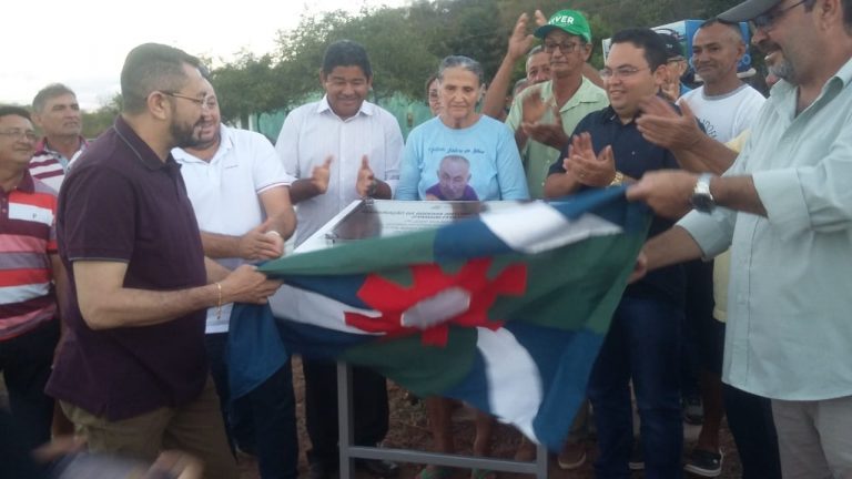 Prefeito inaugura recuperação da estrada vicinal de Pereiros