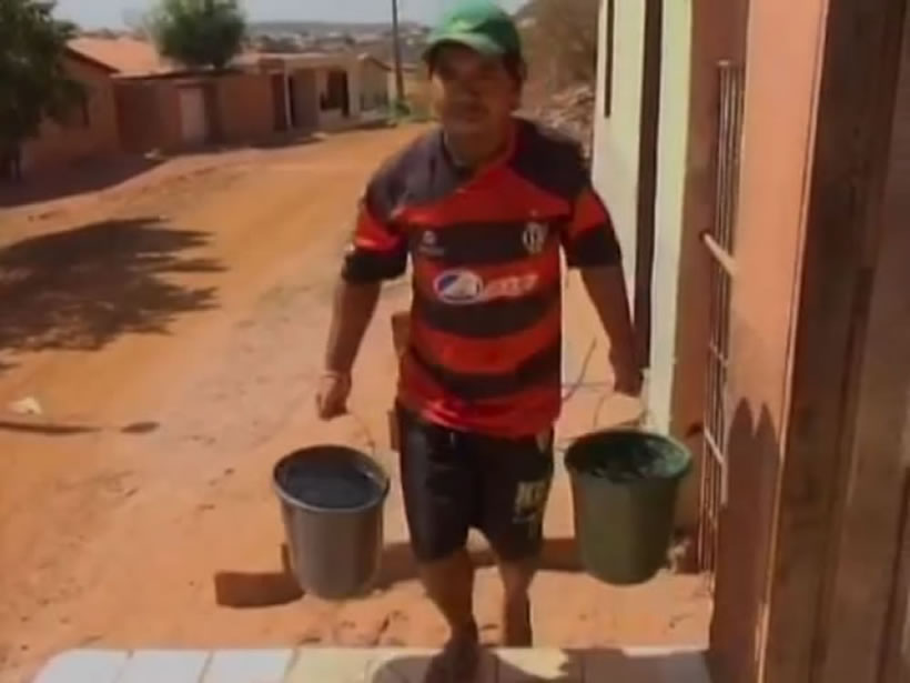 Cada balde vale um dia inteiro para esses moradores