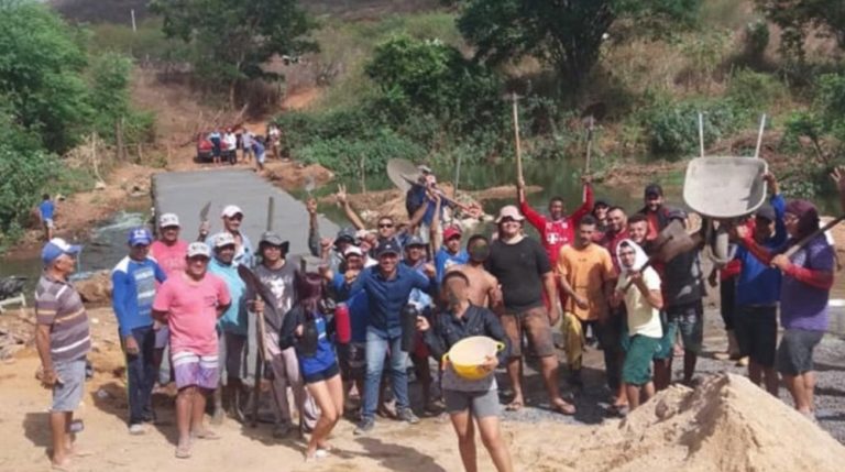 Comunidade rural de Picos se reúne e constrói ponte para atravessar rio
