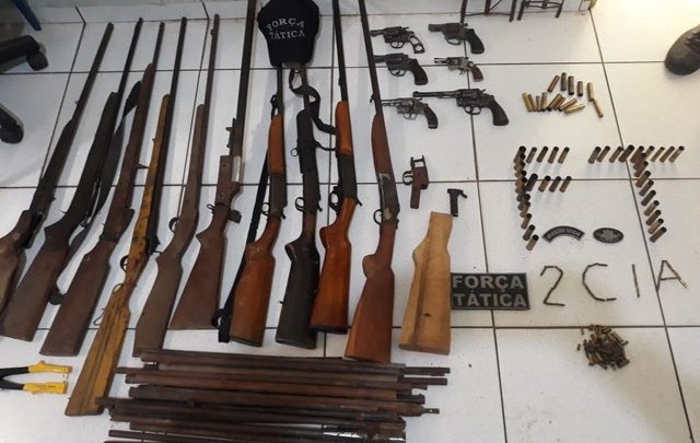 Polícia apreende arsenal de armas irregulares em oficina no Sul do Piauí — Foto: Divulgação/ Polícia Militar