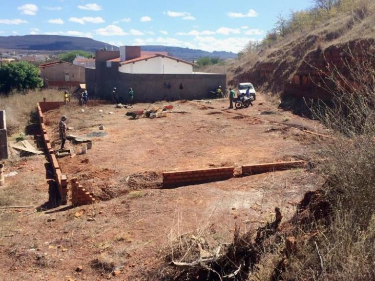 Picos: Bairro Passagem das Pedras ganha quadra poliesportiva
