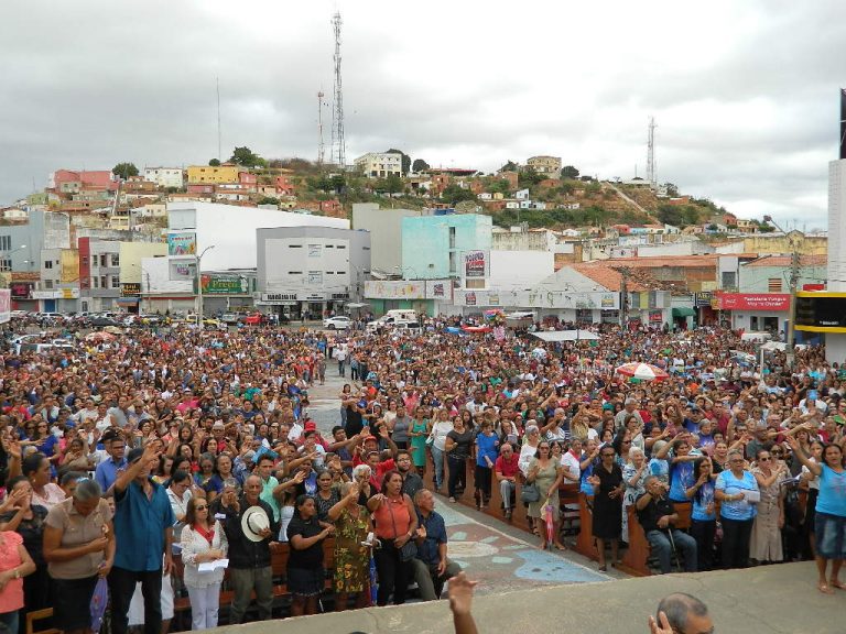 Multidão prestigia missa da 169ª Festa de Nossa Senhora dos Remédios