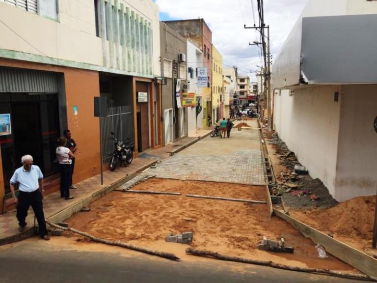 Espaço para ambulantes de Picos recebe novo piso