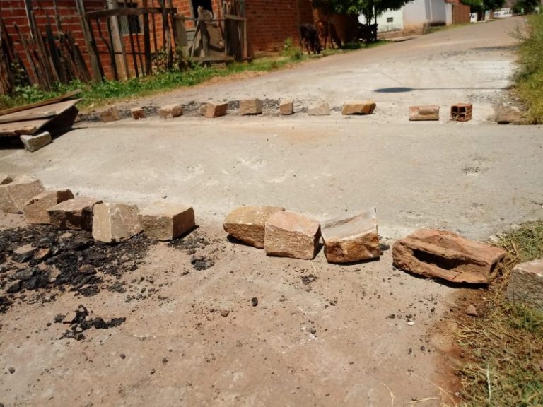 Em Picos, prefeitura implanta quebra-molas em bairros da cidade