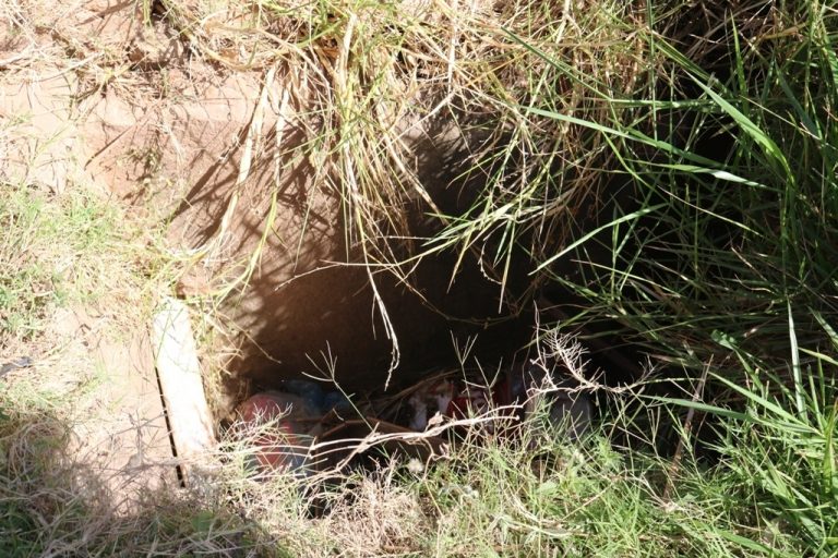 Mulher sofre traumatismo após cair em vala aberta na Cohab