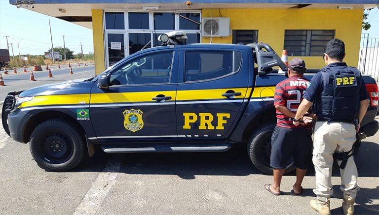 Operação da PRF apreende carro roubado em Picos