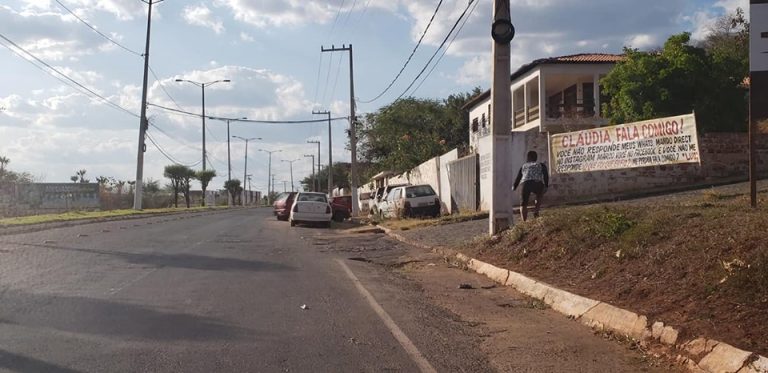 Mulher é derrubada de moto e tem veículo levado em Picos