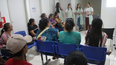 Imagem mostra profissionais da APAAS e mães e pais de pacientes atendidos. (Foto: Divulgação/APAAS)