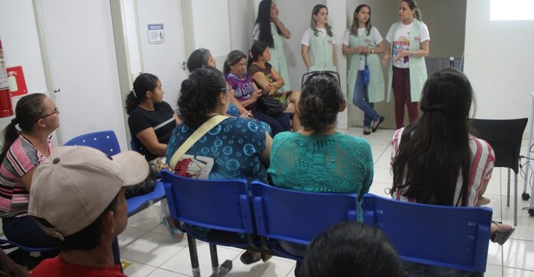 Imagem mostra profissionais da APAAS e mães e pais de pacientes atendidos. (Foto: Divulgação/APAAS)