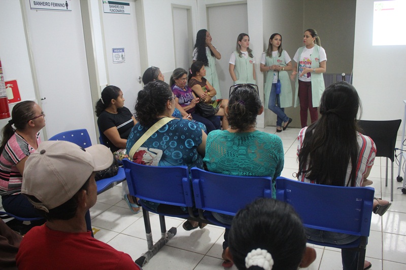 Imagem mostra profissionais da APAAS e mães e pais de pacientes atendidos. (Foto: Divulgação/APAAS)