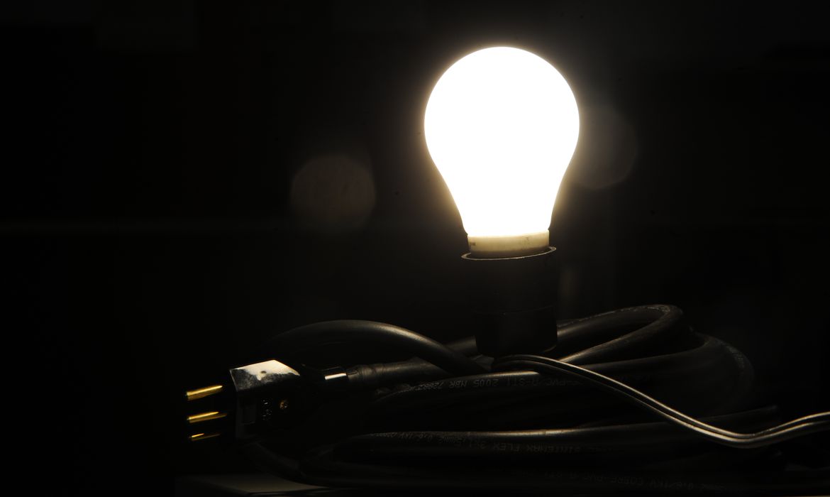 Conta de luz deve ter aumento mesmo com retorno da bandeira verde