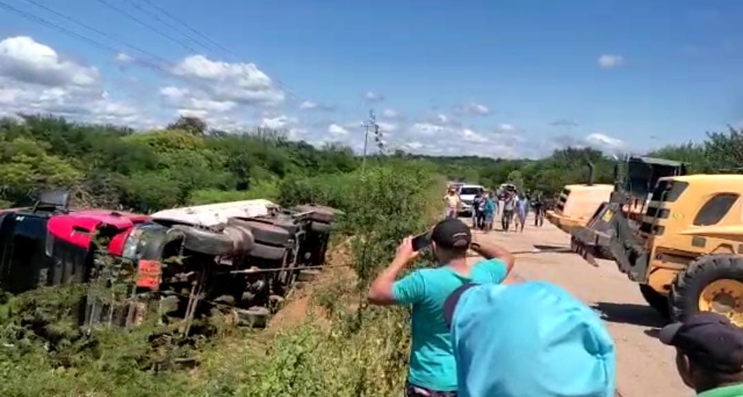 Carreta tomba na PI-243; condição da rodovia teria provocado acidente