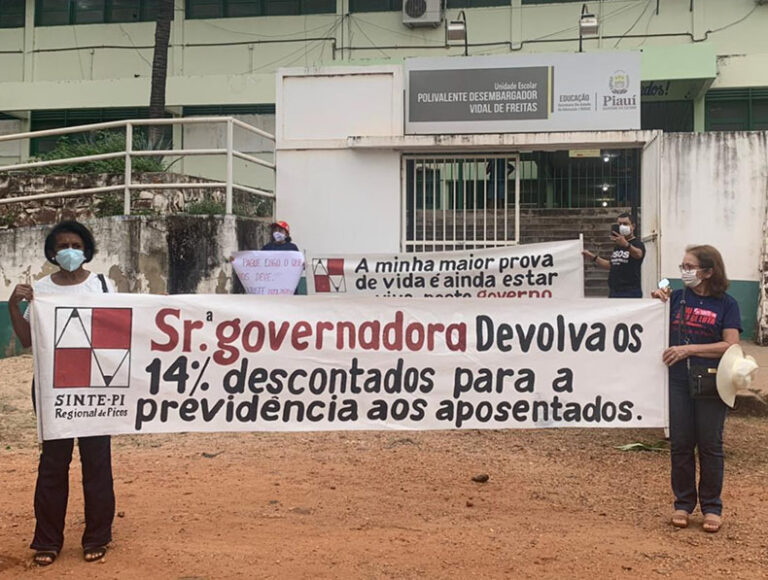 Professores da rede estadual realizam nova manifestação em Picos e cobram reajuste salarial
