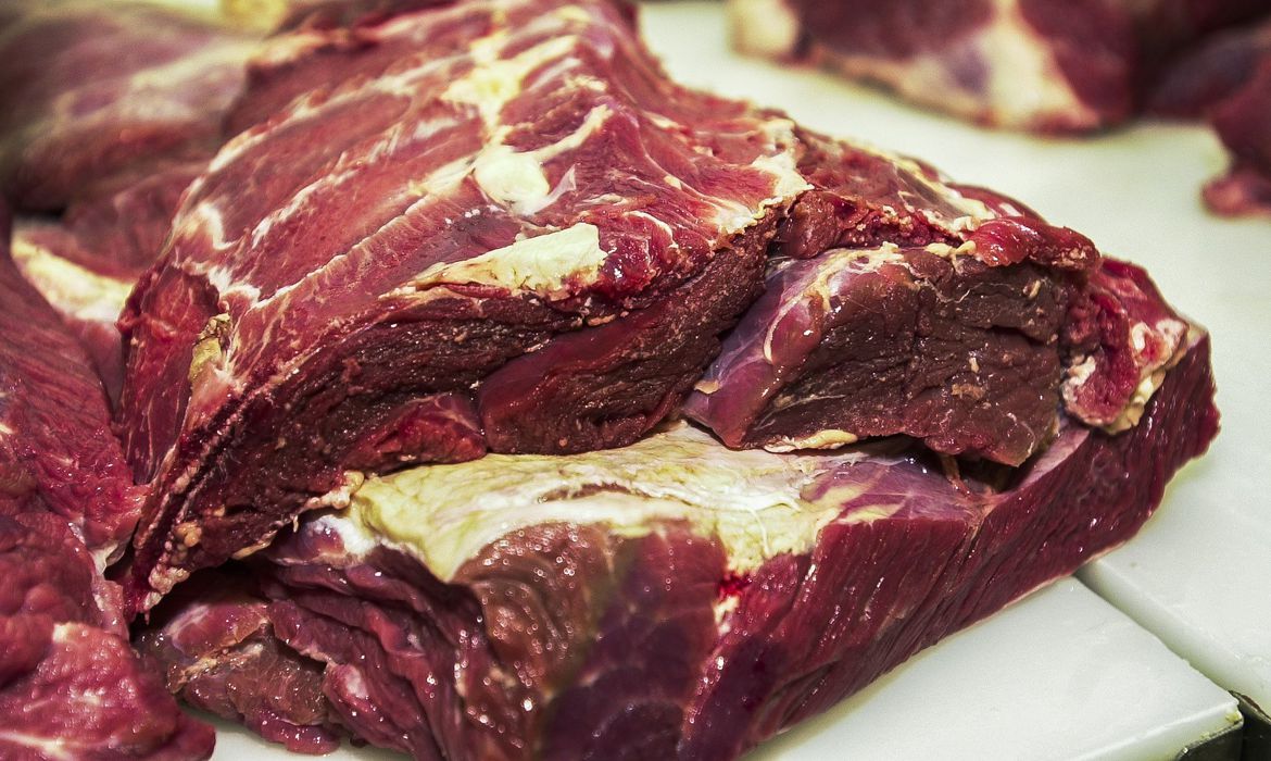 Governo zera imposto de importação de alimentos como carne e milho