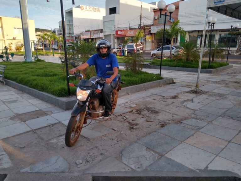 Motociclistas usam praça Josino Ferreira como rotatória; risco de atropelamento de pedestres